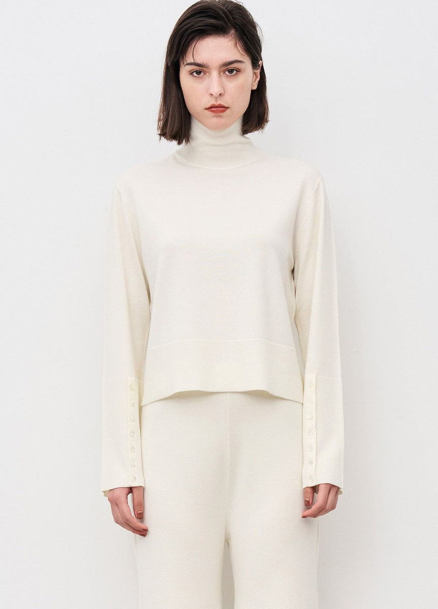 高領釦飾針織上衣